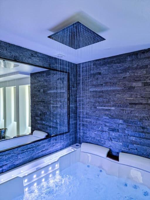 Le Enecy - Spa - Coeur Vieille Ville Анси Экстерьер фото